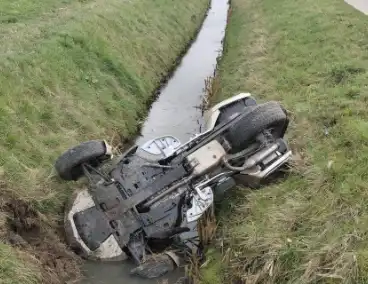 Motor met zijspan in sloot geëindigd