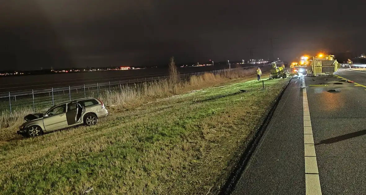 Bestuurder voortvluchtig na ongeval met pijlwagen