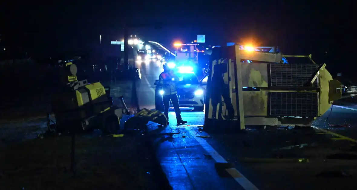 Bestuurder voortvluchtig na ongeval met pijlwagen - Foto 3