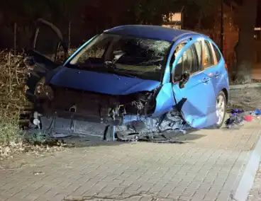Auto botst op wegversmalling, bestuurder gewond