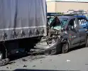 Busje botst op stilstaande vrachtwagen