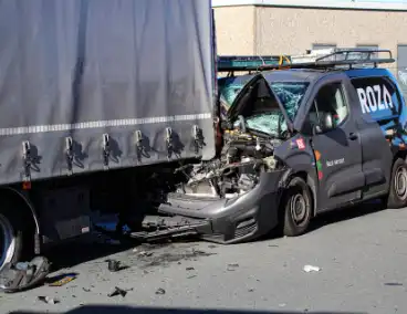 Busje botst op stilstaande vrachtwagen