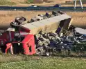 Vrachtwagen met betonblokken kantelt