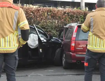 Slachtoffer bevrijdt uit auto na ongeval