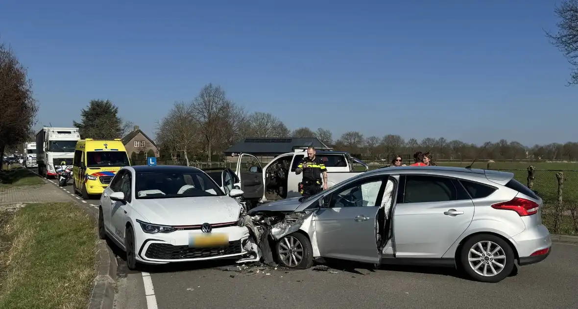 Auto botst frontaal op lesauto