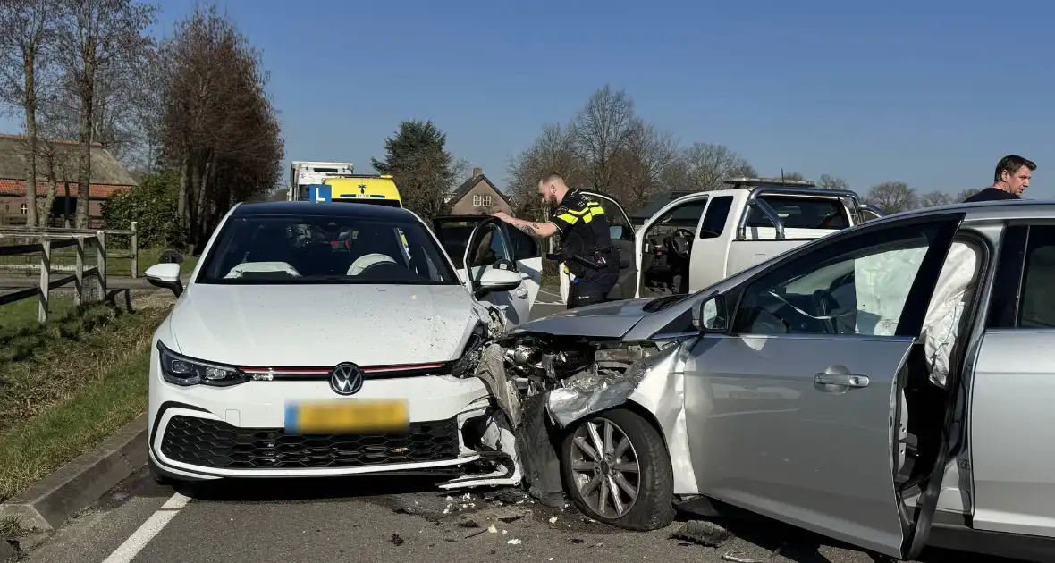 Auto botst frontaal op lesauto - Foto 1