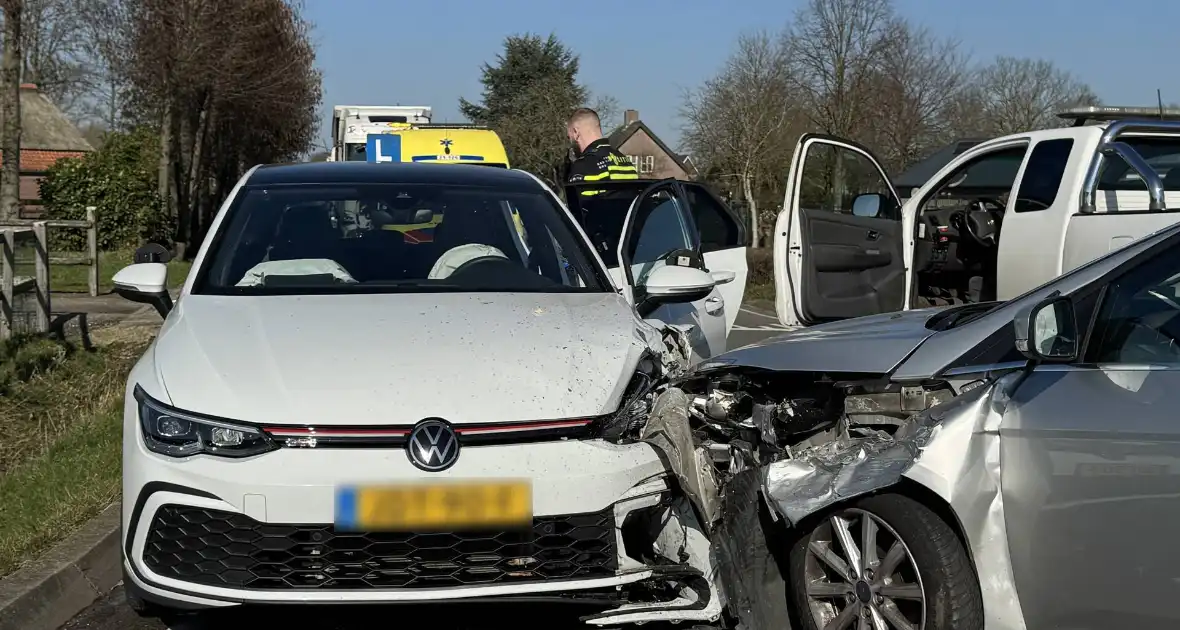 Auto botst frontaal op lesauto - Foto 2