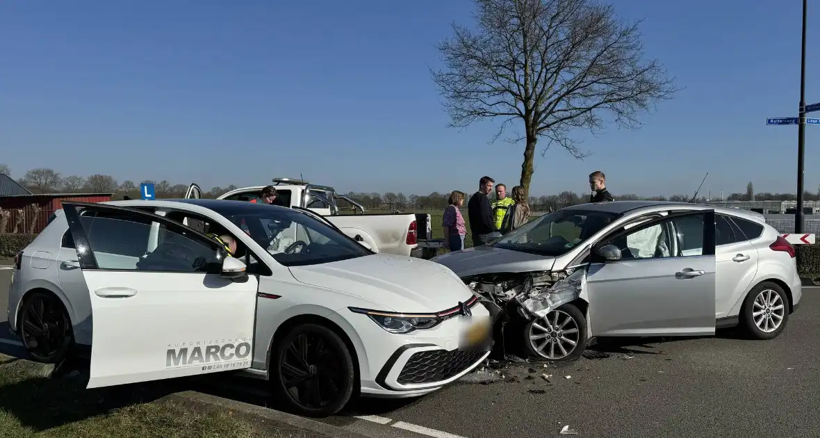 Auto botst frontaal op lesauto - Foto 3