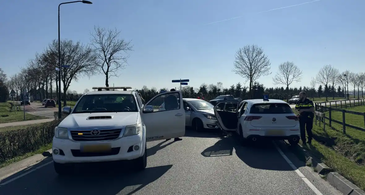 Auto botst frontaal op lesauto - Foto 4