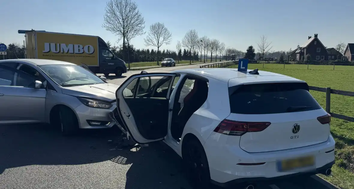 Auto botst frontaal op lesauto - Foto 5