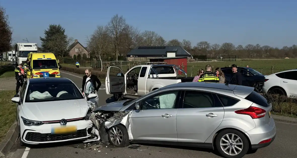 Auto botst frontaal op lesauto - Foto 6