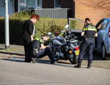 Aanrijding tussen motor en auto leidt tot lichte verwondingen