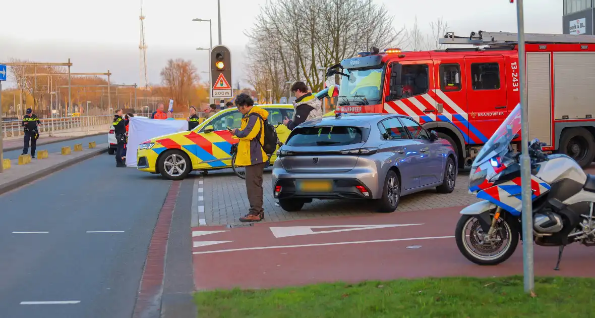 Zwaar gewonde bij aanrijding tussen auto en fiets - Foto 1