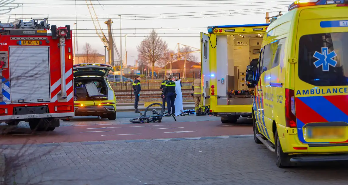 Zwaar gewonde bij aanrijding tussen auto en fiets - Foto 2