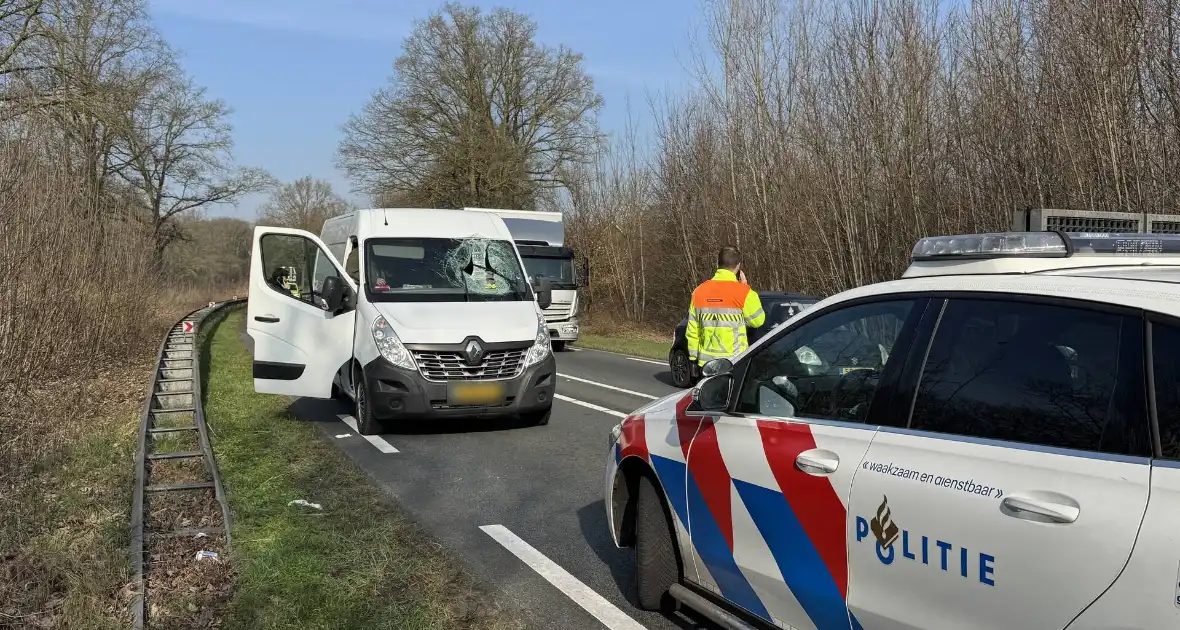 Bestuurder bestelbus aan de dood ontsnapt