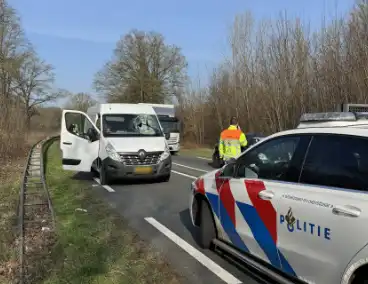 Bestuurder bestelbus aan de dood ontsnapt