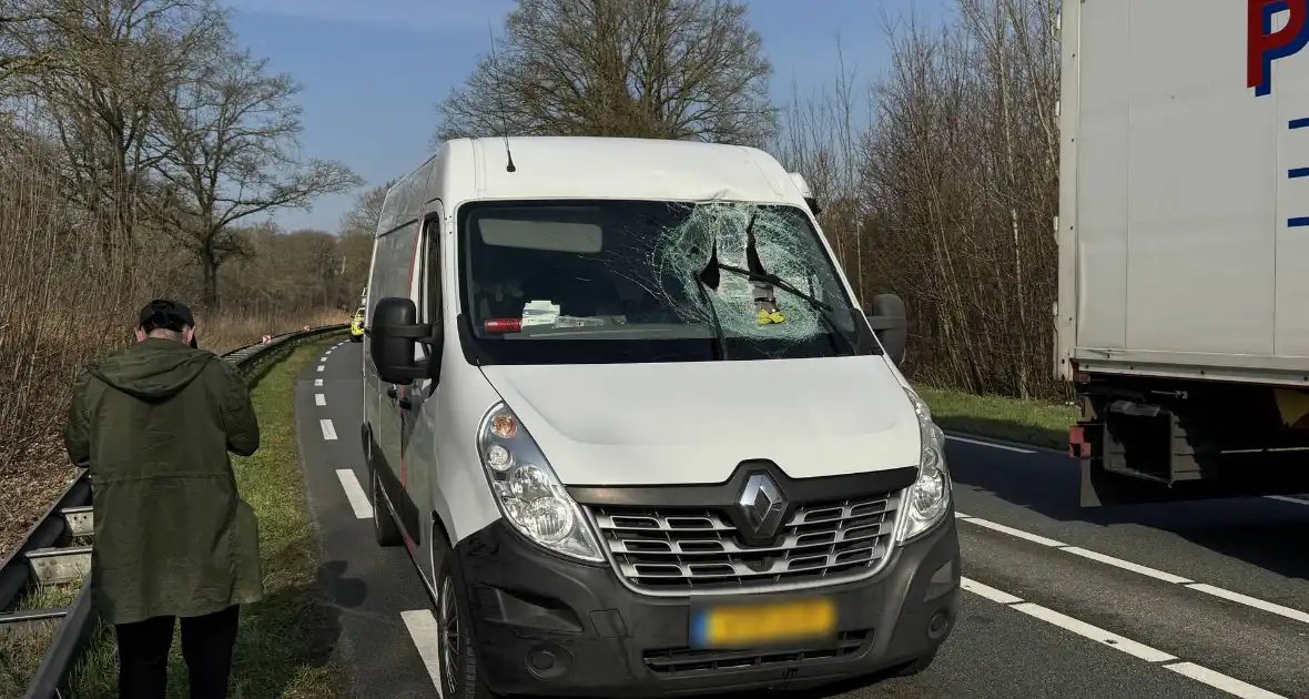 Bestuurder bestelbus aan de dood ontsnapt - Foto 2