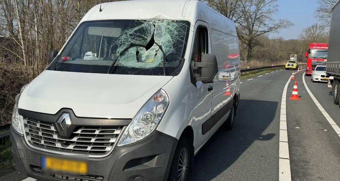 Bestuurder bestelbus aan de dood ontsnapt - Foto 3