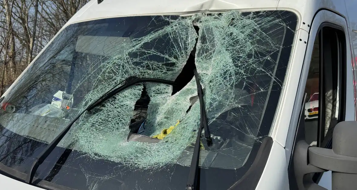 Bestuurder bestelbus aan de dood ontsnapt - Foto 4