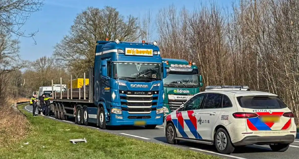 Bestuurder bestelbus aan de dood ontsnapt - Foto 6