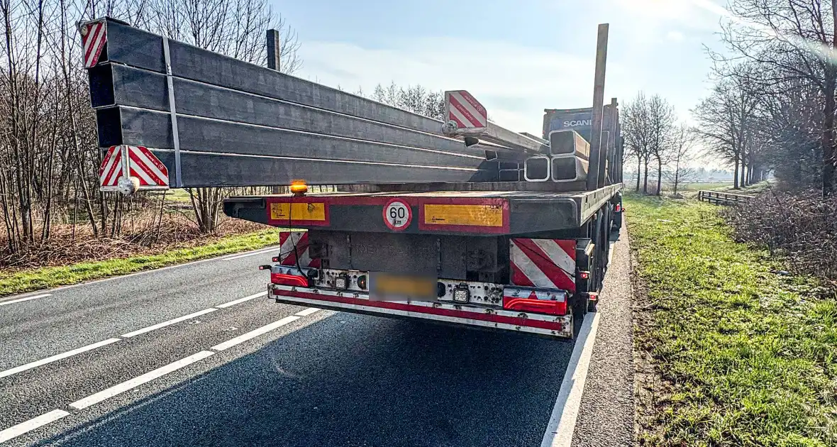 Bestuurder bestelbus aan de dood ontsnapt - Foto 7