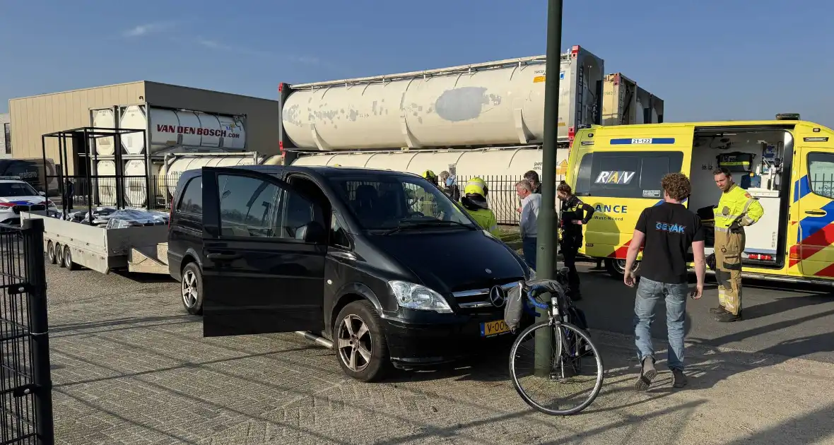 Man raakt gewond bij aanrijding met lantaarnpaal