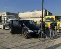Man raakt gewond bij aanrijding met lantaarnpaal