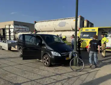 Man raakt gewond bij aanrijding met lantaarnpaal