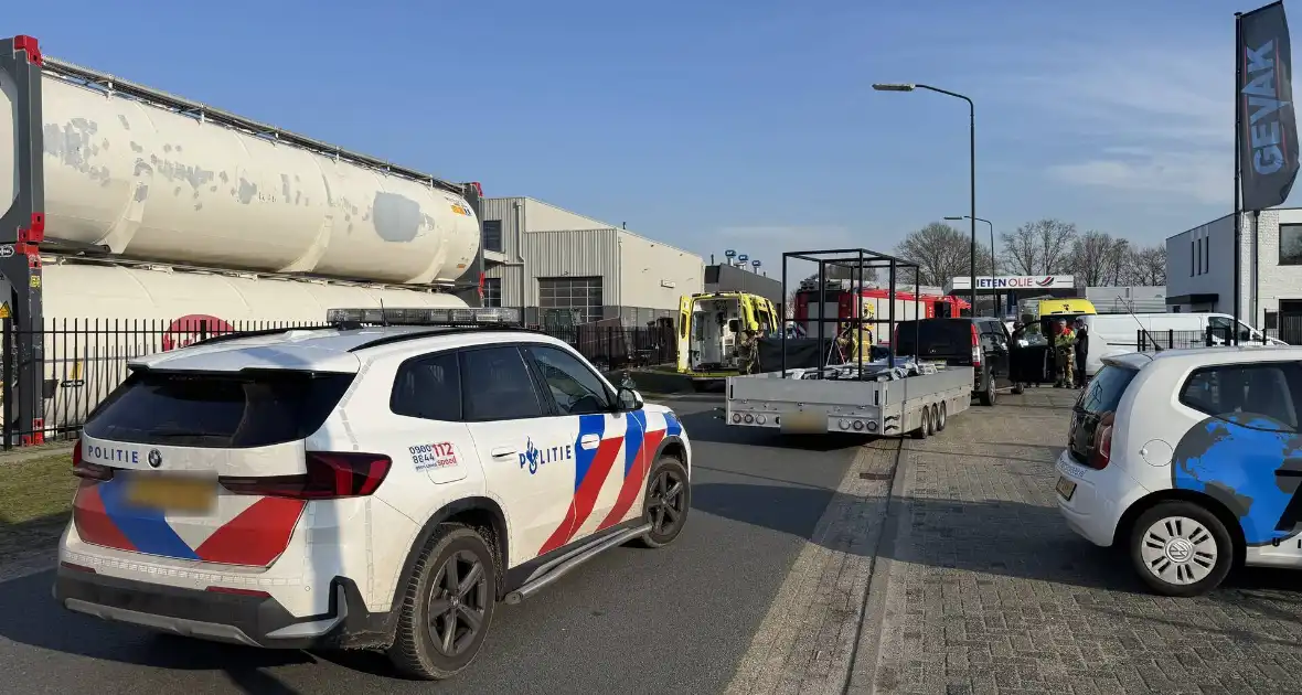Man raakt gewond bij aanrijding met lantaarnpaal - Foto 1
