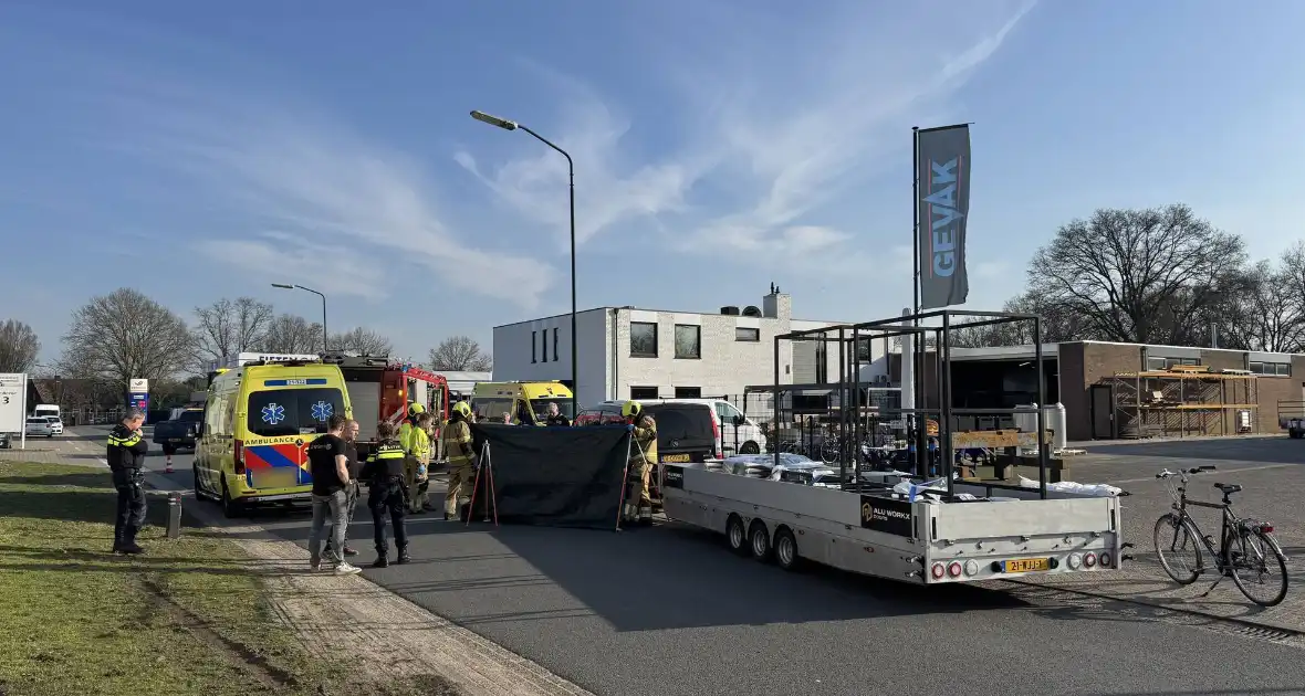 Man raakt gewond bij aanrijding met lantaarnpaal - Foto 3