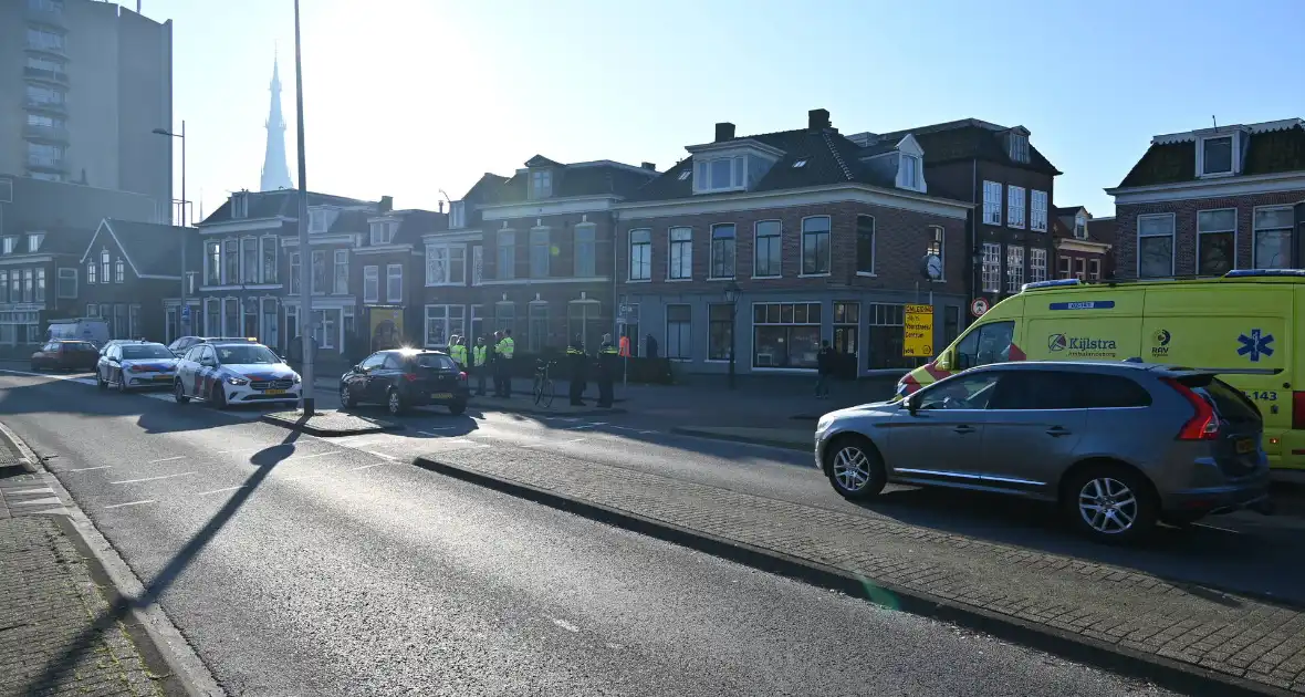 Raam van auto gesneuveld bij botsing - Foto 2