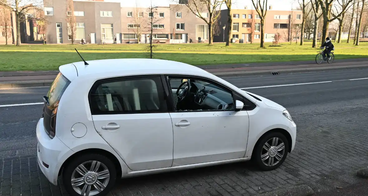 Raam van auto gesneuveld bij botsing - Foto 5