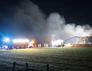 Brandweer bestrijdt grote brand