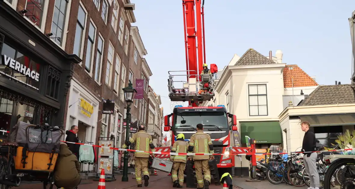 Oudere met hoogwerker uit beautysalon gehaald
