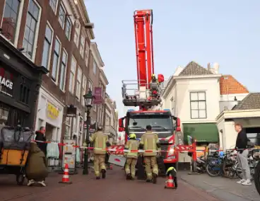 Oudere met hoogwerker uit beautysalon gehaald