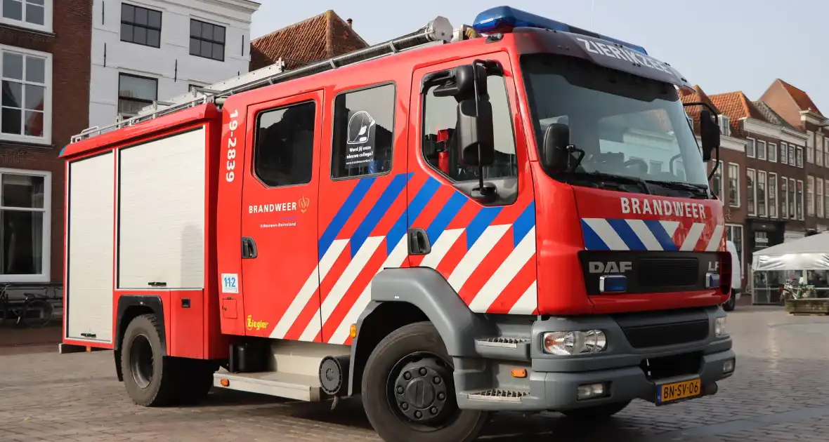 Oudere met hoogwerker uit beautysalon gehaald - Foto 1