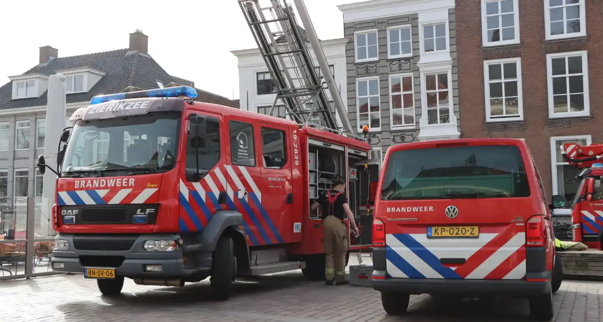 Oudere met hoogwerker uit beautysalon gehaald - Foto 11