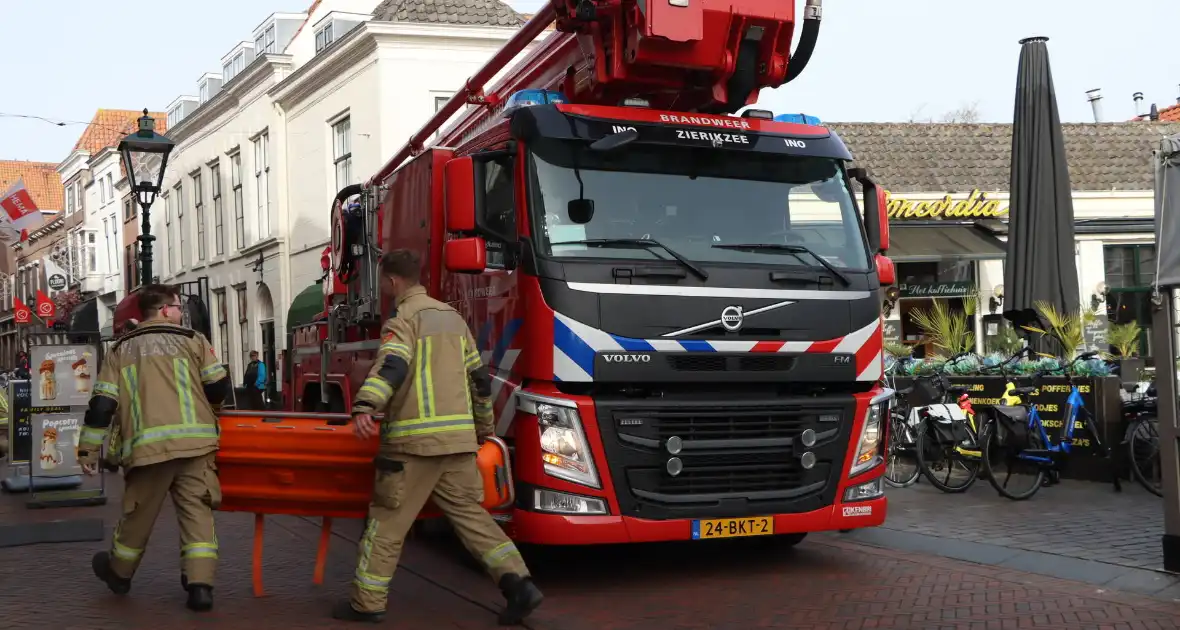 Oudere met hoogwerker uit beautysalon gehaald - Foto 2