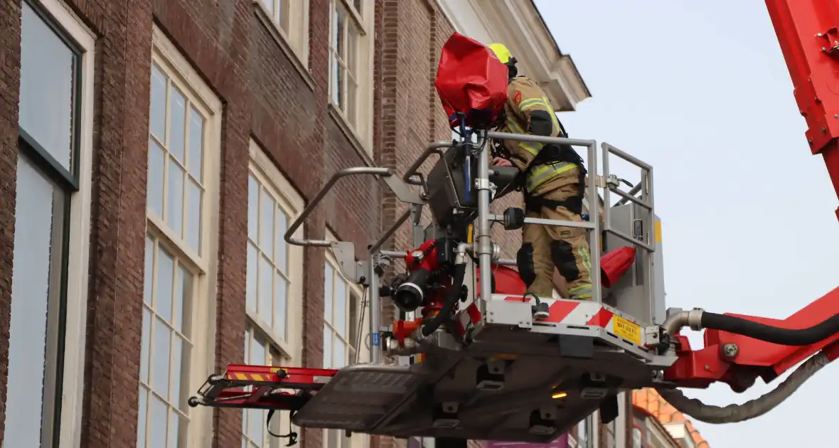 Oudere met hoogwerker uit beautysalon gehaald - Foto 4