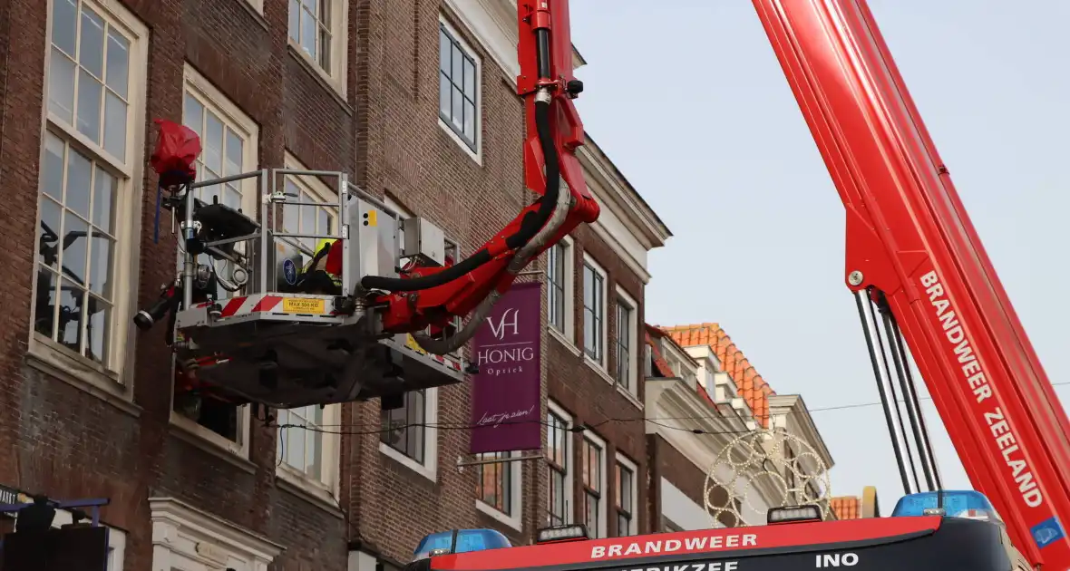Oudere met hoogwerker uit beautysalon gehaald - Foto 5