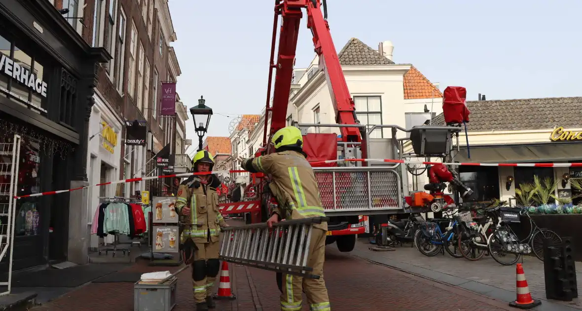 Oudere met hoogwerker uit beautysalon gehaald - Foto 8