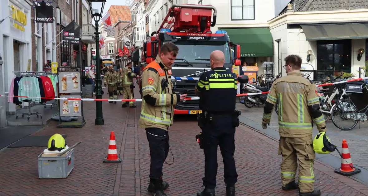 Oudere met hoogwerker uit beautysalon gehaald - Foto 9