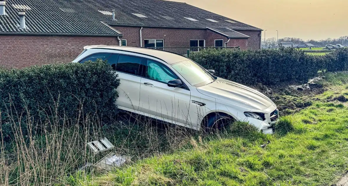 Mercedes AMG belandt in sloot