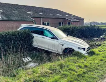 Mercedes AMG belandt in sloot