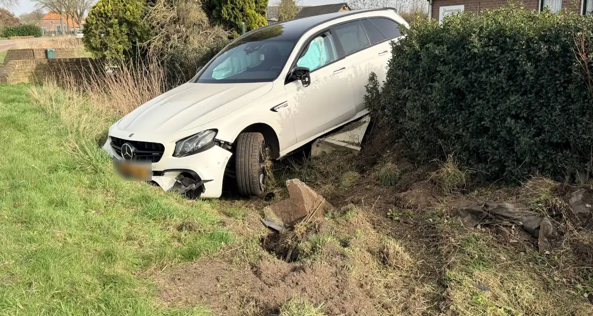 Mercedes AMG belandt in sloot - Foto 1