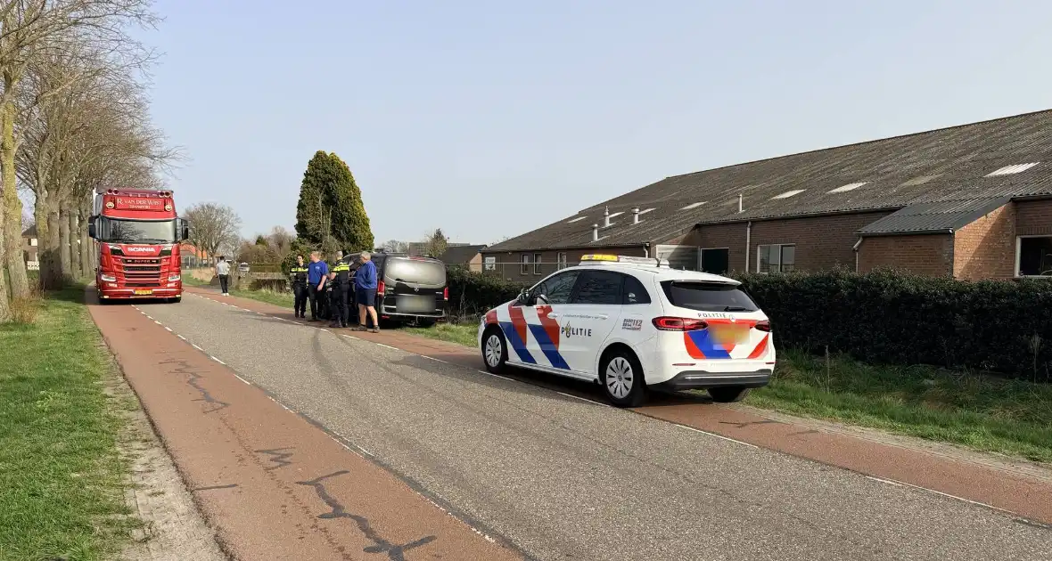 Mercedes AMG belandt in sloot - Foto 2