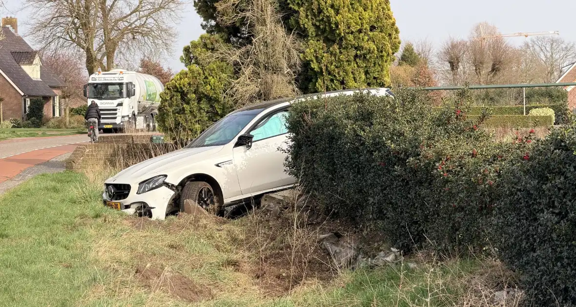 Mercedes AMG belandt in sloot - Foto 4