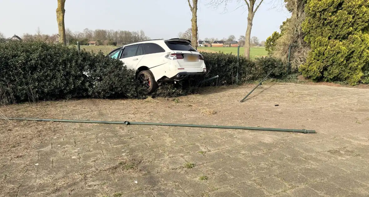 Mercedes AMG belandt in sloot - Foto 5