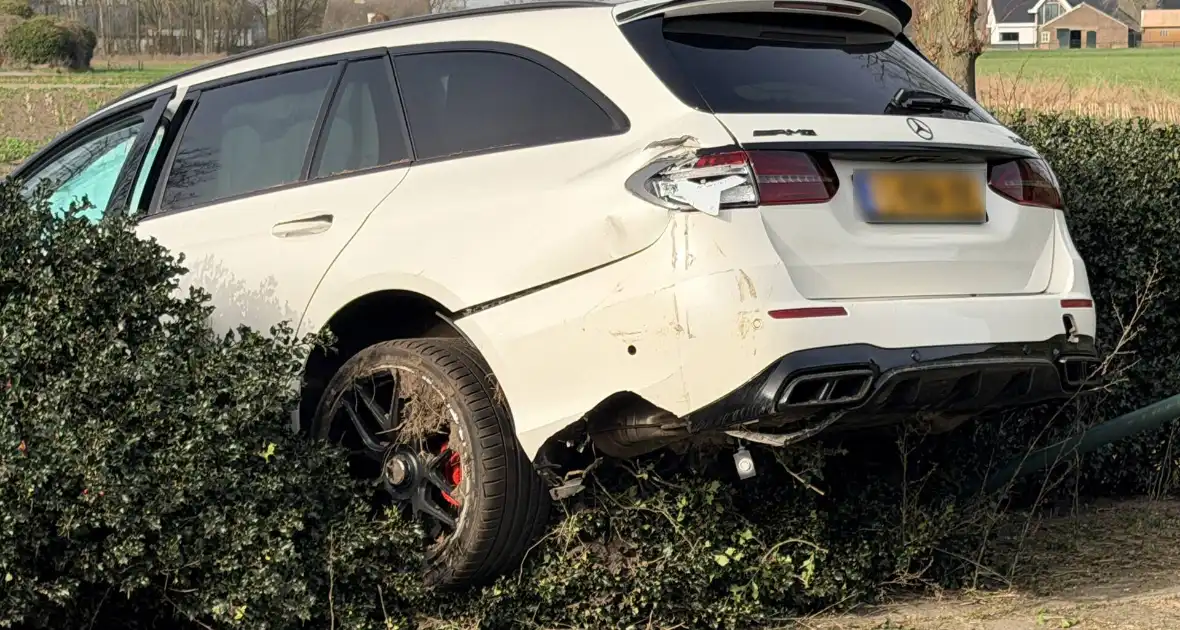 Mercedes AMG belandt in sloot - Foto 6