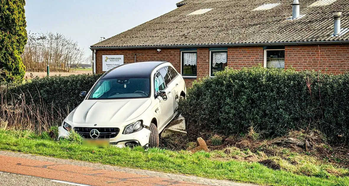 Mercedes AMG belandt in sloot - Foto 7
